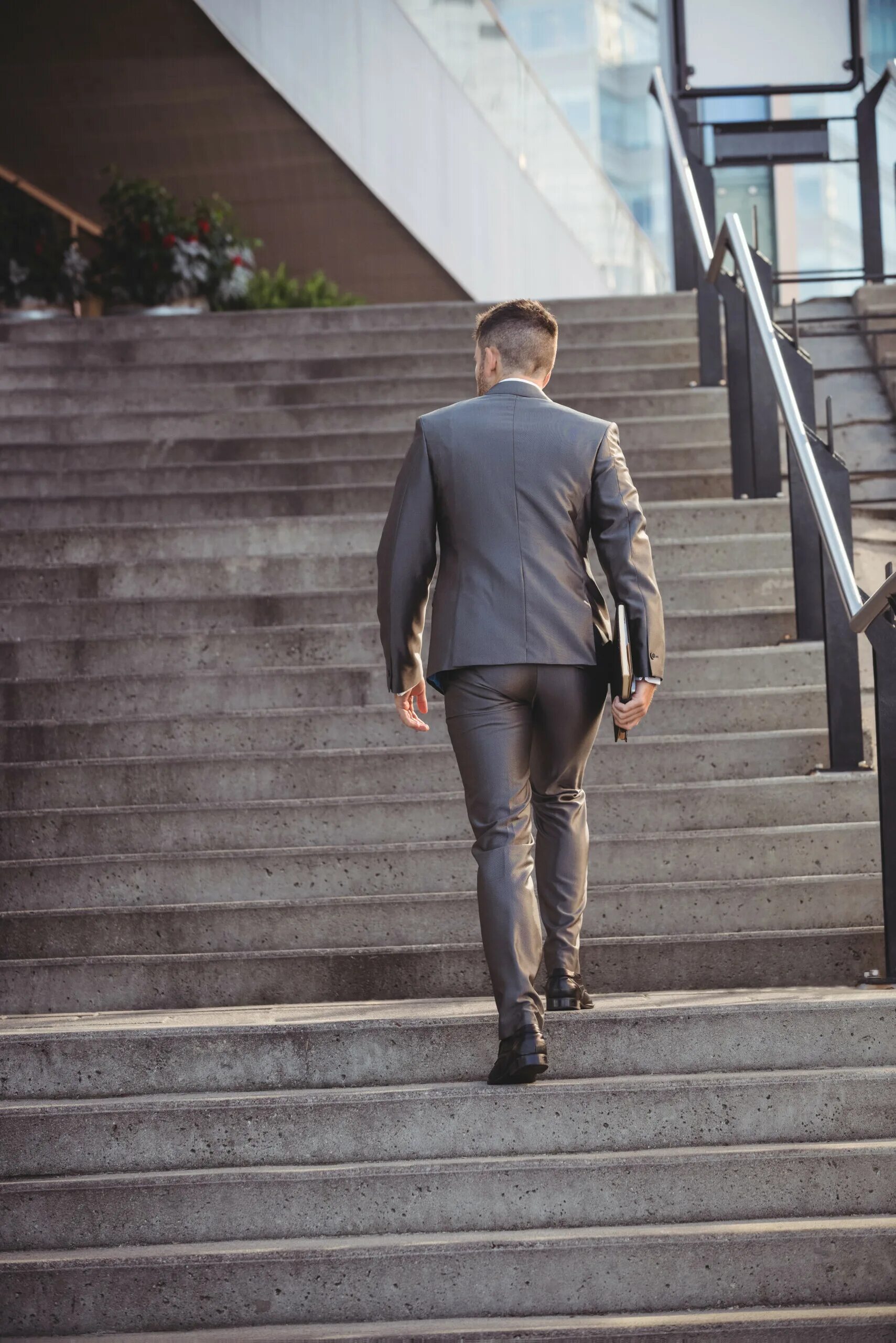 Мужчина поднимается по лестнице. Поднимается по лестнице. Man Suit Walking up the Stairs. Мужчина поднимается по лестнице панельки.