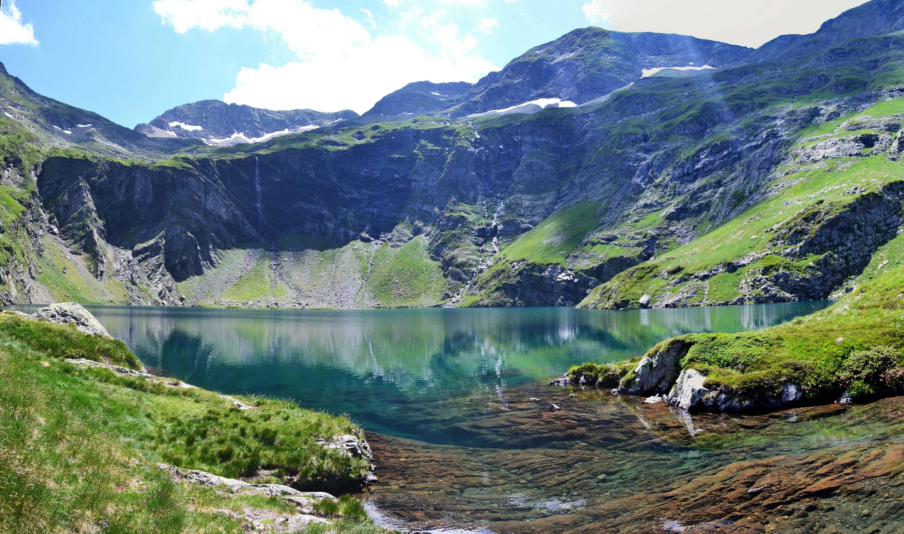 Озеро гет. Озеро грюнер. Рабочий стол природа качественное фото. Пиренеи озеро о. Озеро в горах.