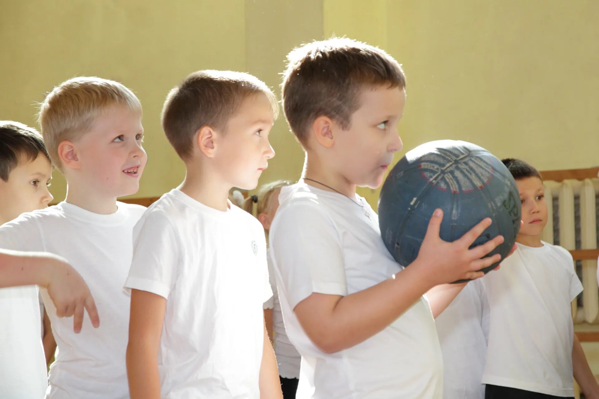 Физкультура в школе 1 класс. Физра в школе. Физра 1 класс. Первый класс физра. Физра 1 класс.