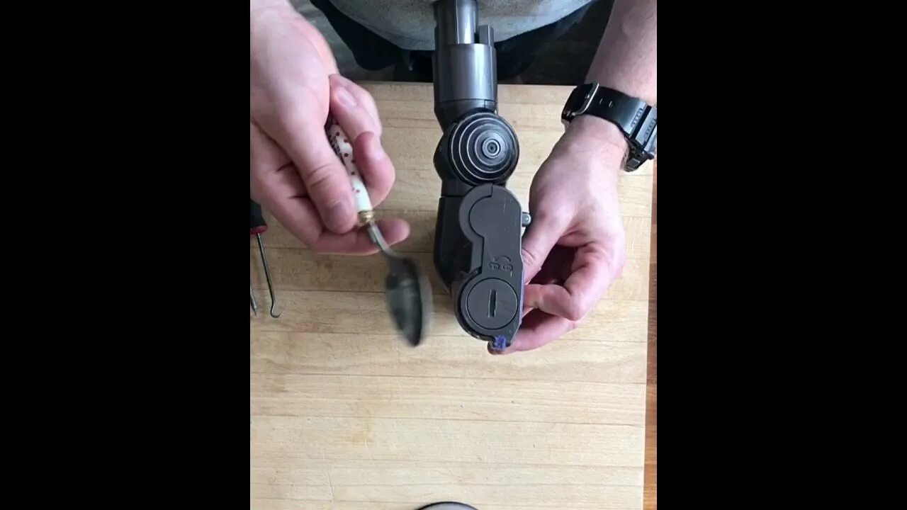 Как чистить dyson. Разбор щетки dyson. дайсон пылесос разбор щетки. разобрать щётку дайсон. колесики от щетки дайсон.