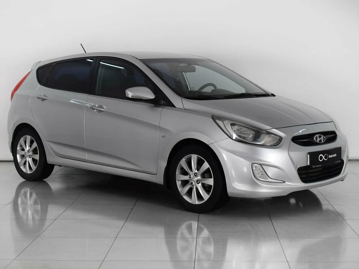 Кросс хетчбэка solaris krx. Hyundai Solaris 2013 хэтчбек. Хендай Солярис хэтчбек 2013. Хёндай Солярис 2013 хэчбек. Hyundai Solaris 1.6.