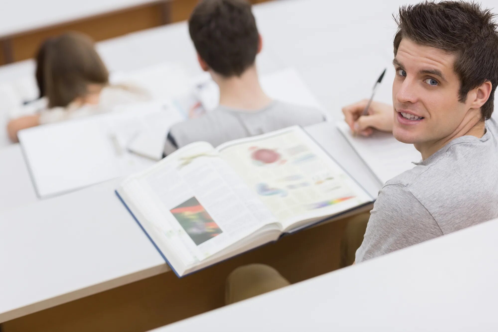 Картинки студентов берущих интервью. Attentive. Парень слушает один лекцию. A students sitting in the lecture Hall taking Notes. Look at the attention