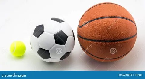 В спортивном зале находится баскетбольный футбольный мяч