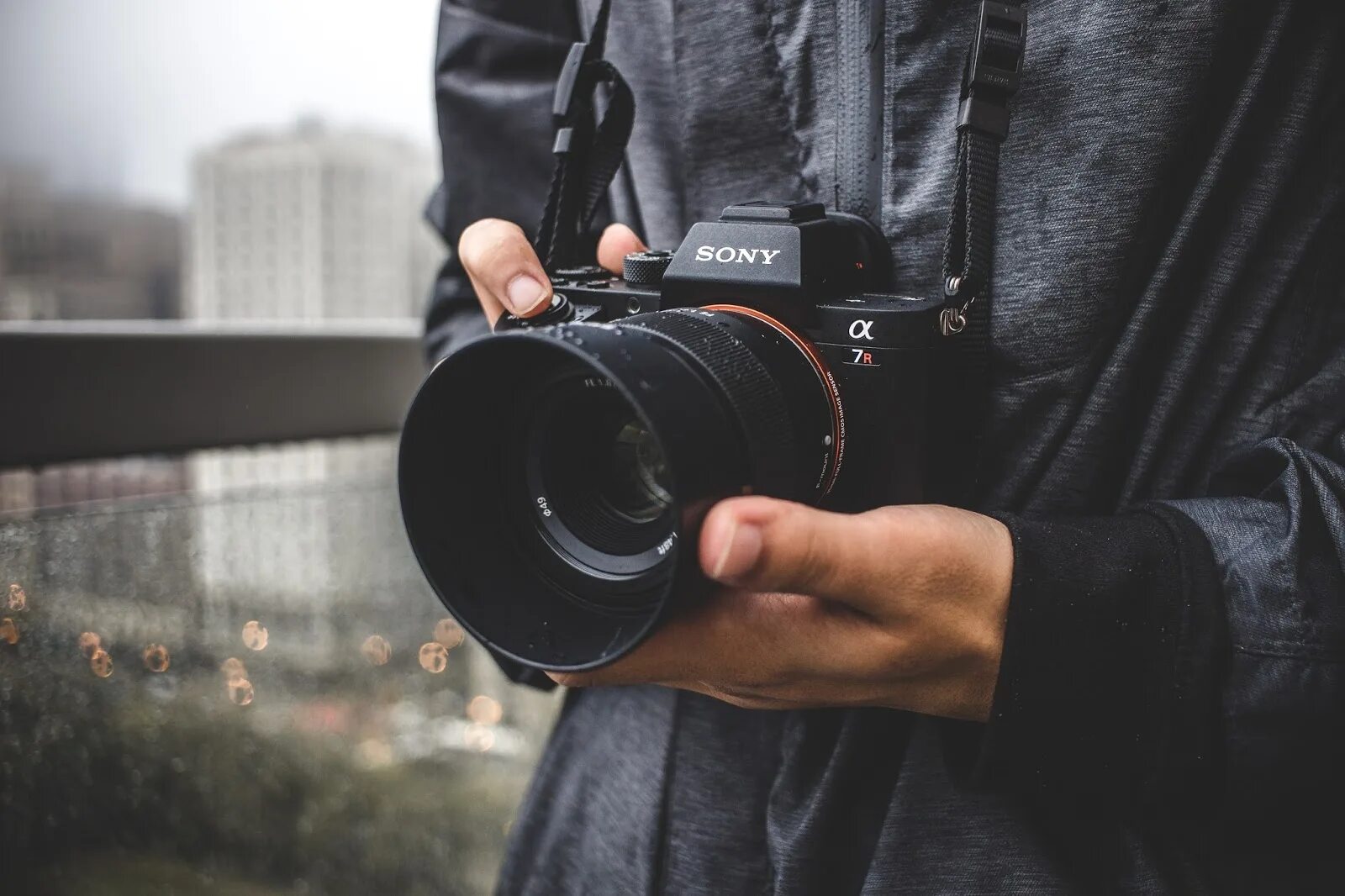 Фотик в руках. Фотокамера в руках. Человек с фотокамерой. Фотограф с фотоаппаратом в руках