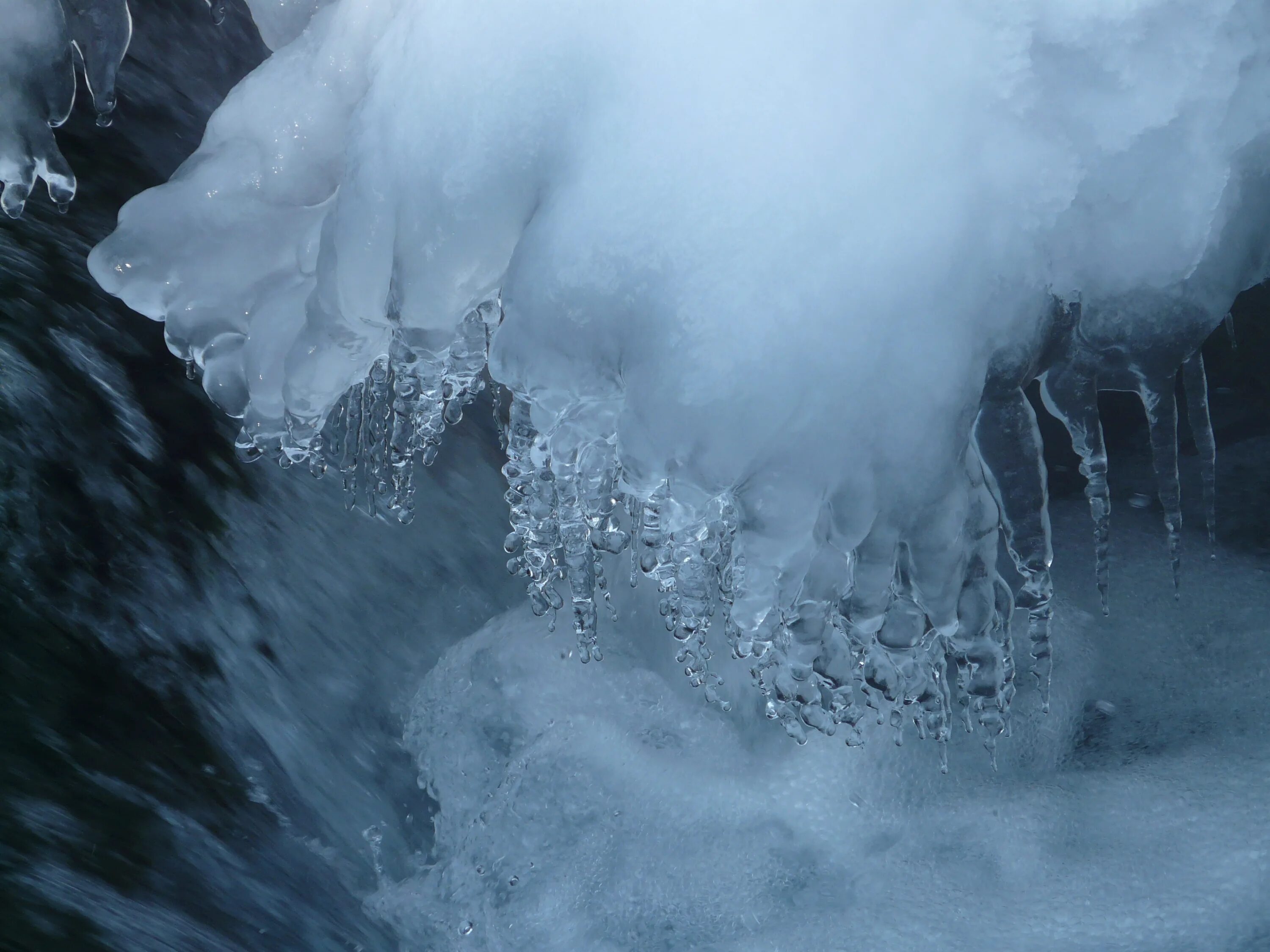 Дети на льду. Ледяной стакан. Талая вода. Закрытый замерзшей водой. Снеговая вода.