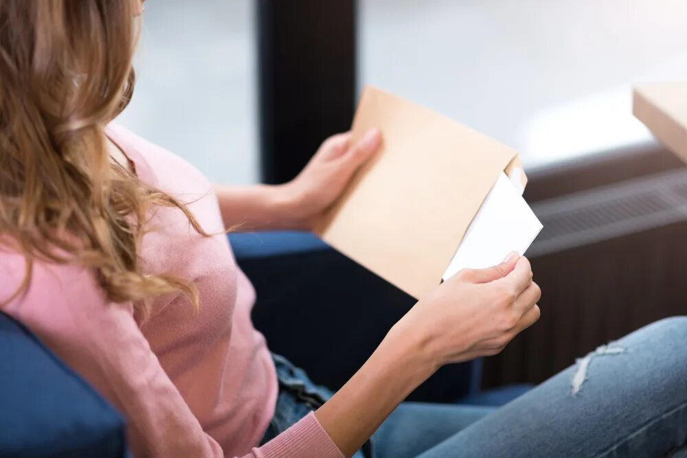 Девушки. Open-mindedness. Тип личности ученый intp-a. Am an open person. Человек открывает коробку.