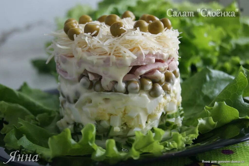 Рецепт салат курица горошек. Салат с огурцом и горошком. Салат с горошком сыром. Салат колбаса яйца горошек. Салат горошек огурец яйцо колбаса.