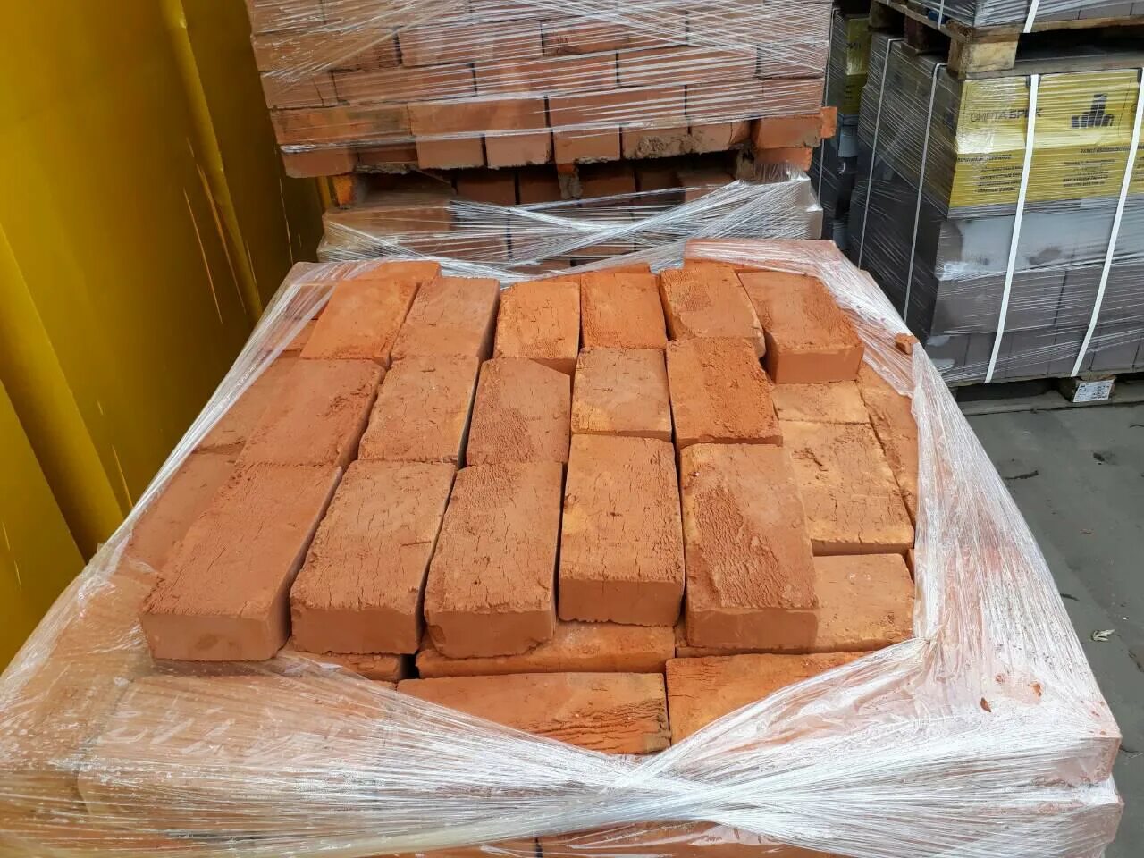 Кирпич красный полнотелый штук в поддоне. Кирпич глиняный м75. керамический кирпич м100. рядовой кирпич м100-м200. кирпич красный м100.