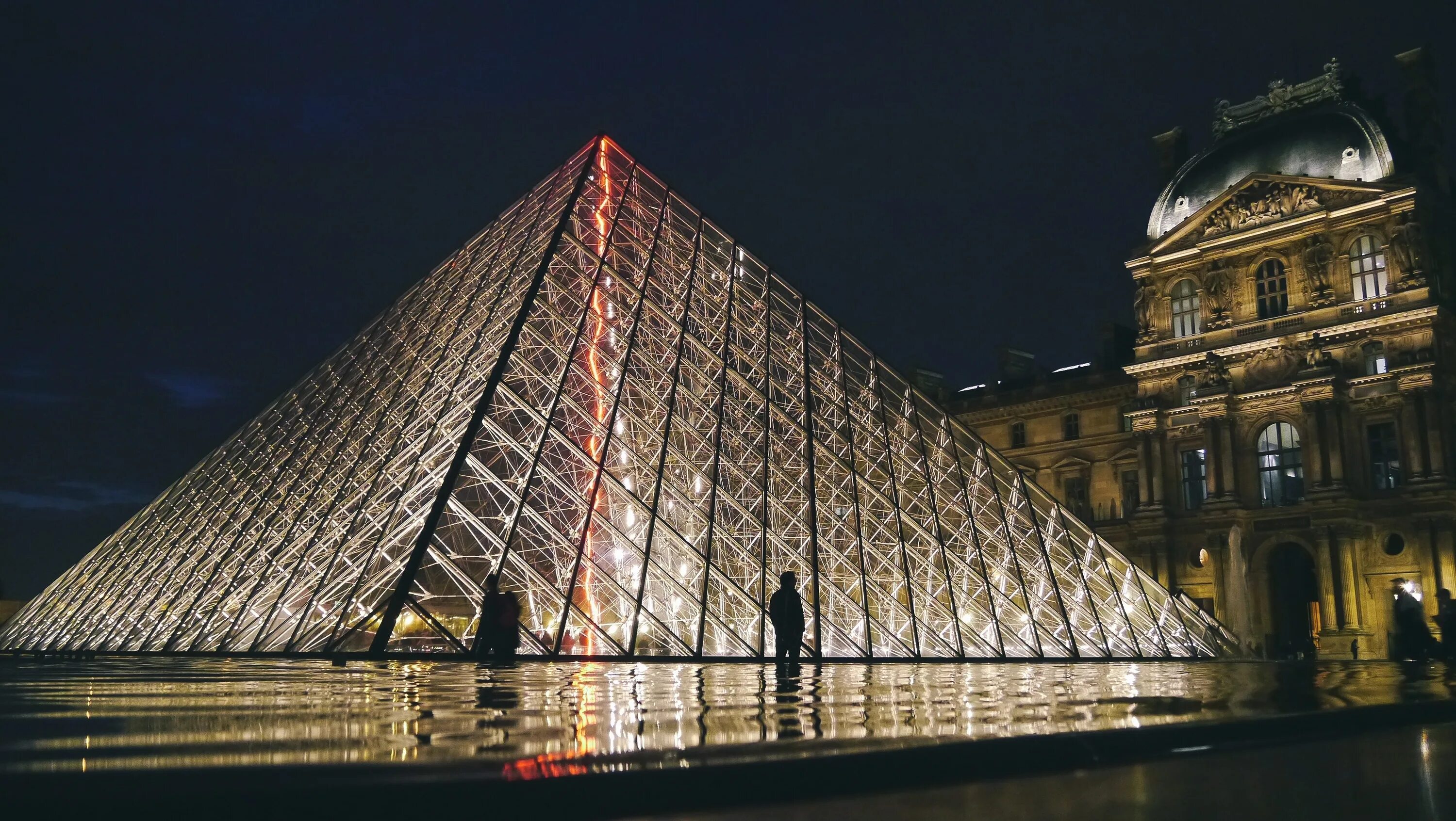 Всемирно известные здания. Эстетика Европы Лувр. Музей пирамида. Пирамида Лувра ночью.