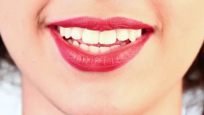 Тянутся тянутся губы. Губы растянуты в улыбке. губы улыбка. движение губ в улыбку. растянуть губы в улыбке.