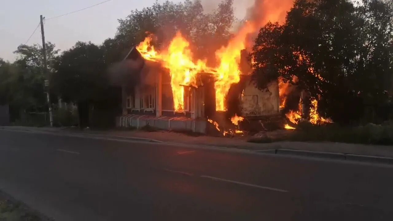 Сгоревший дом в Челябинске. Пожар на Красноармейской 8 мая. Пожар в Вельске сегодня фото. Тайнинская -3 пожар. Песня снова сгораю