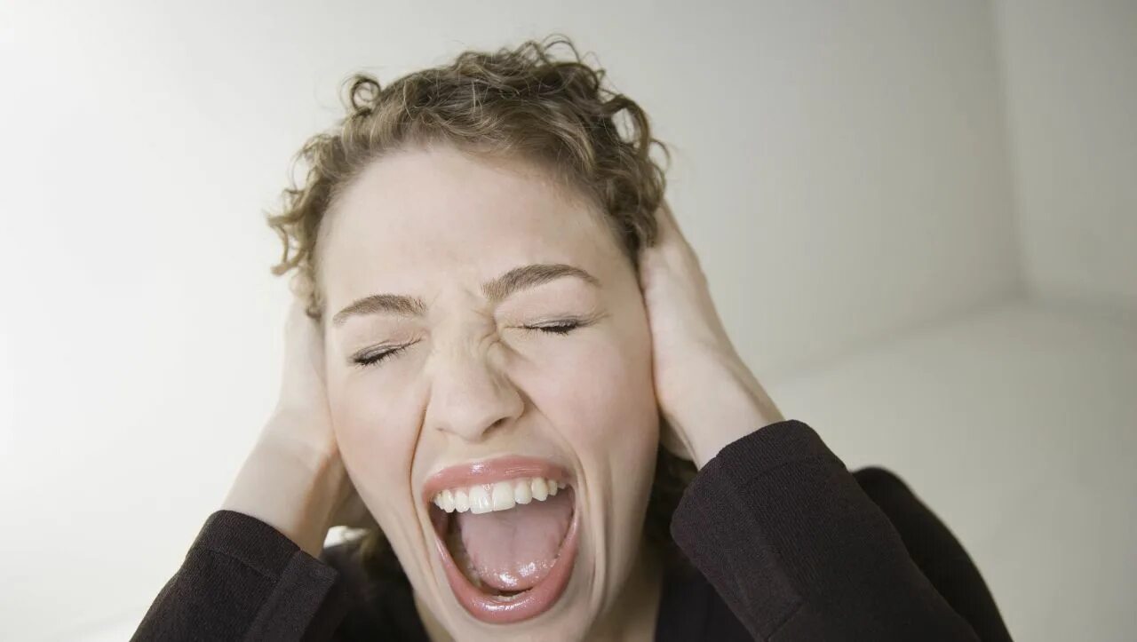 Женщина кричит. Постоянная нервозность и раздражительность. Раздражительность и плаксивость у женщин причины. Стресс картинки. Головная боль бессонница.
