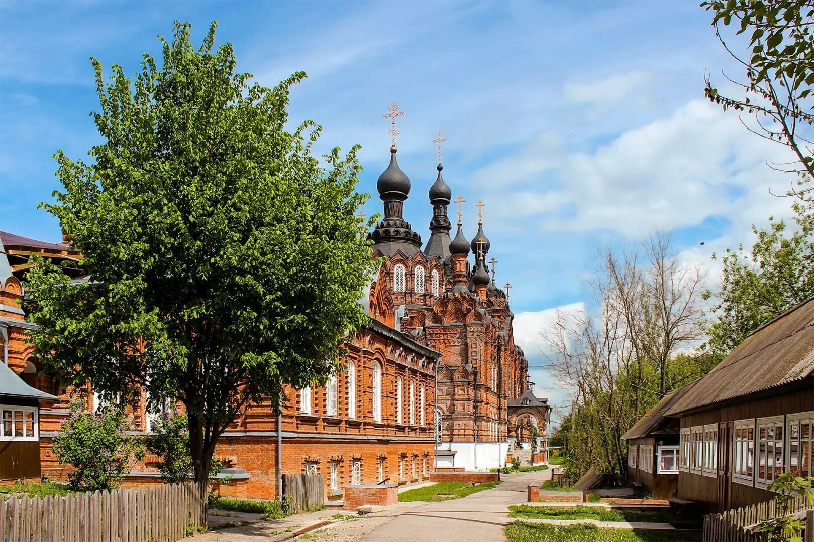 Дом оптина пустынь. Казанская Амвросиевская пустынь Шамордино. Казанская Амвросиевская женская пустынь Шамордино. Храм в Шамордино Калужской области. Шамордино. Казанская Амвросиевская пустынь (Шамординский монастырь).