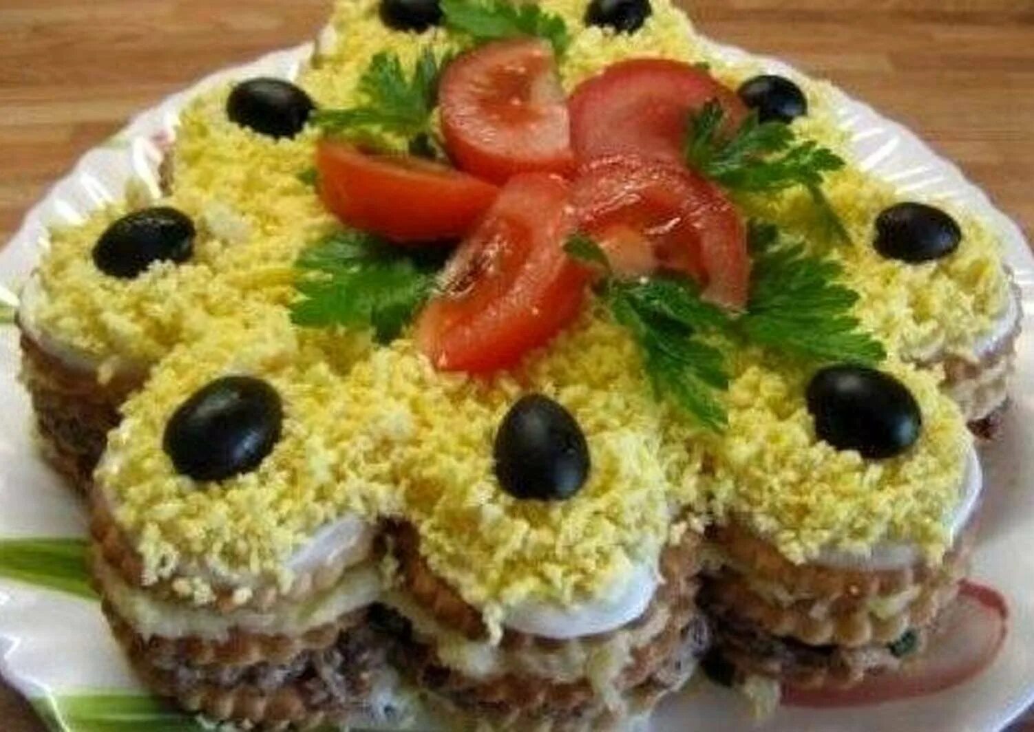 Закусочный торт мужской каприз. Красивые салаты на день рождения. Украсить салаты на день рождения.