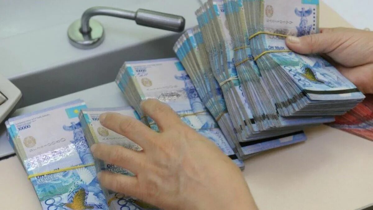 5 миллиардов тенге. Казахстанские деньги в руках. тенге пачка денег. казахские деньги пачками. миллион тенге.
