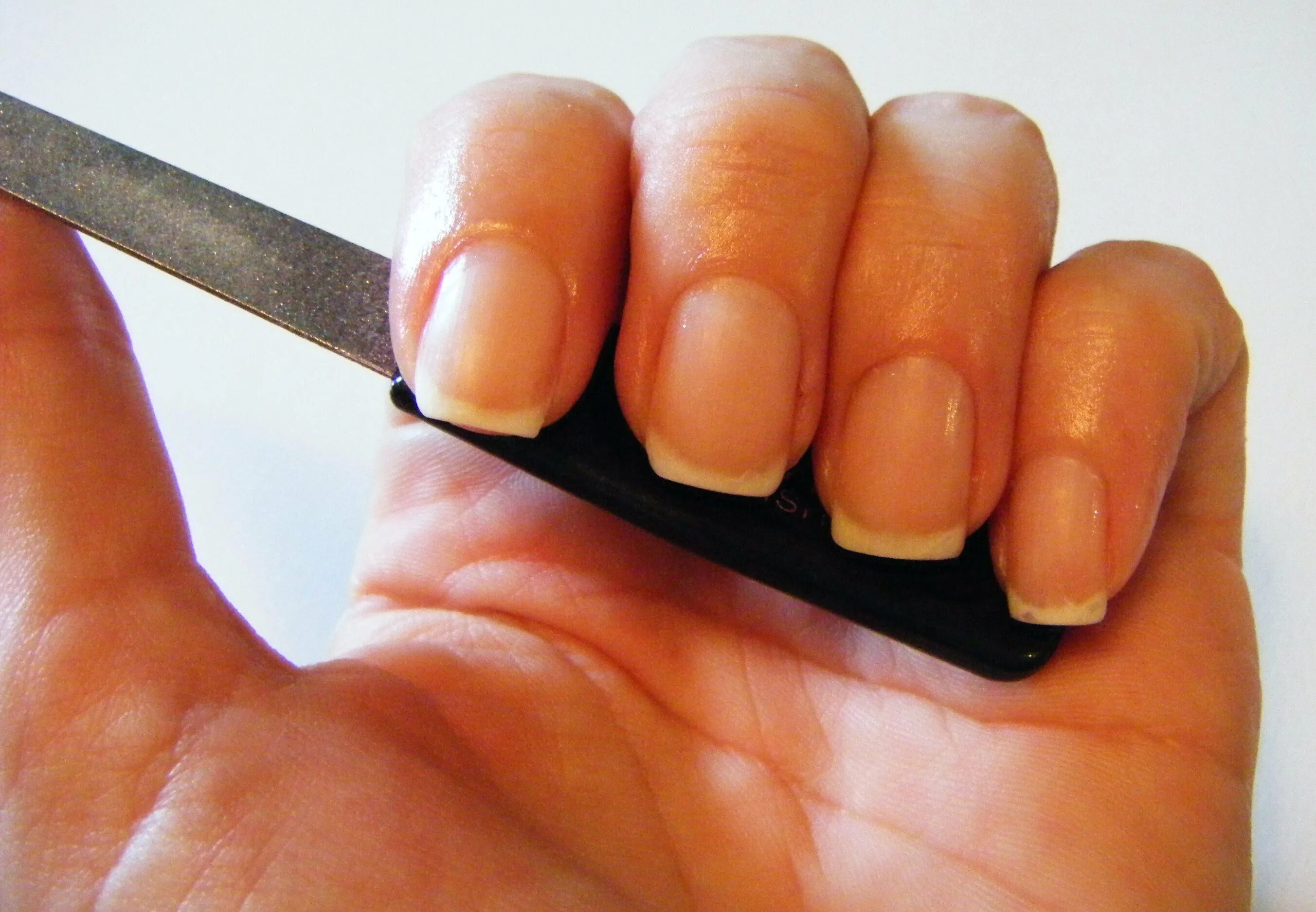 Ногти что делают стригут. Формы ногтей. Подпиливание ногтей пилочкой. Красивая форма ногтей на руках. Правильная форма ногтей на руках.