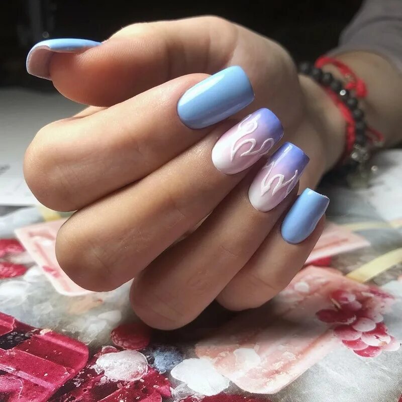 Красный градиент на ногтях. Сиреневый маникюр на короткие ногти 2022 с темпингом. Симпл 2023. Маникюр дизайн 2022 градиент. Красивый градиент на ногтях.