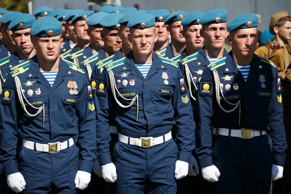 Парадная ввс. Форма летчиков вкс рф. парадная форма офицеров воздушно-десантных войск рф. форма вкс ввс. форма вдв рф.