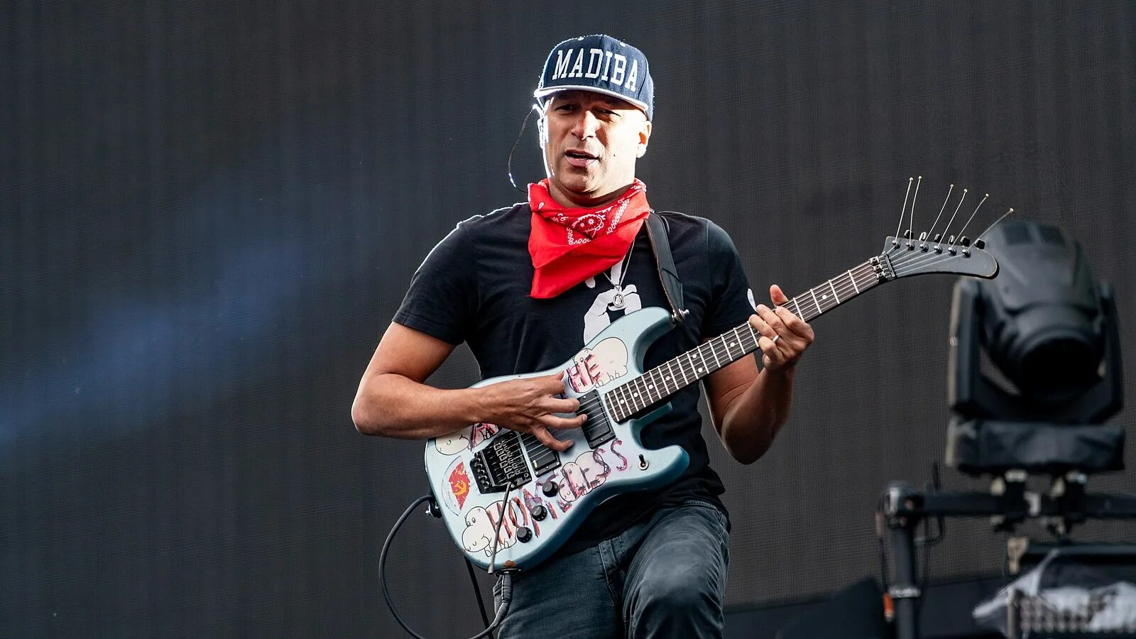 Том морелло музыкант. Том морелло 2022. Tom morello guitar. Tom morello. Том морелло гитарист.