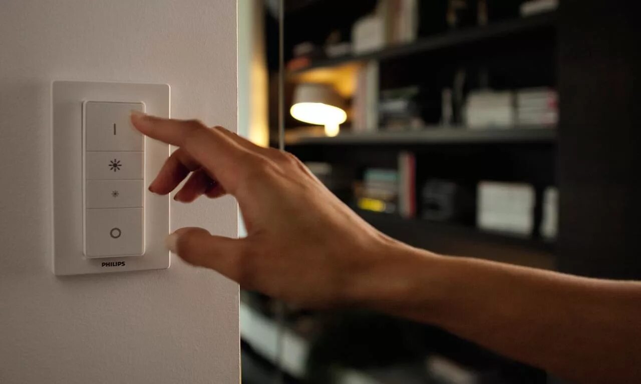 Выключи свет умнее. Philips Hue Dimmer Switch. Philips Hue Dim Switch Rus 929001173770. Philips Hue выключатель. Philips Hue управление светом.