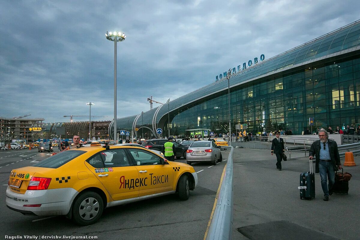 Такси в минском аэропорту. Аэропорт Домодедово стоянка такси. Такси в аэропорт Шереметьево. Аэропорт Внуково такси.