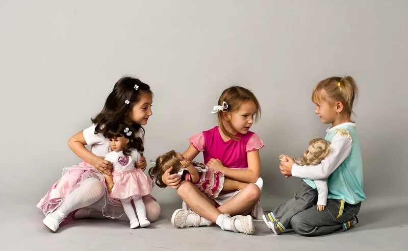 Девочки подружки. Дети играют. Виктор габриель жильбер дети. 3 девочки играют. 3 девочки играют.