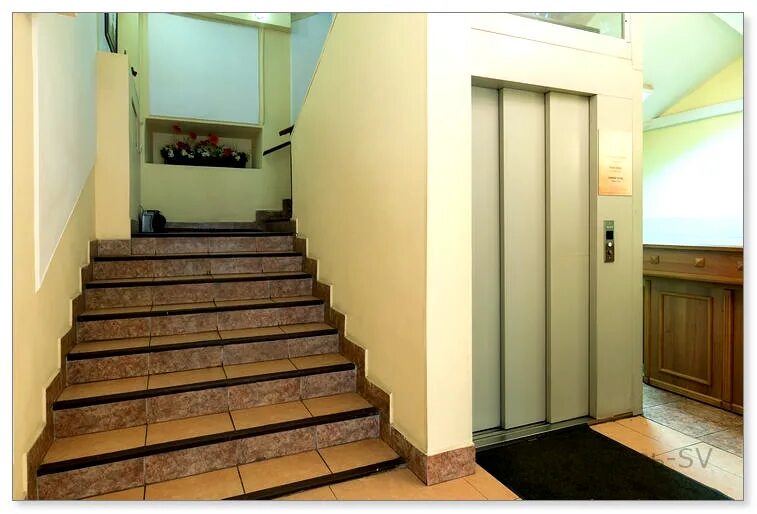В многоэтажном доме между этажами одинаковое. Лестничная площадка с лифтом. Подъездная лестница. Лифт в подъезде. Лифт и лестница.