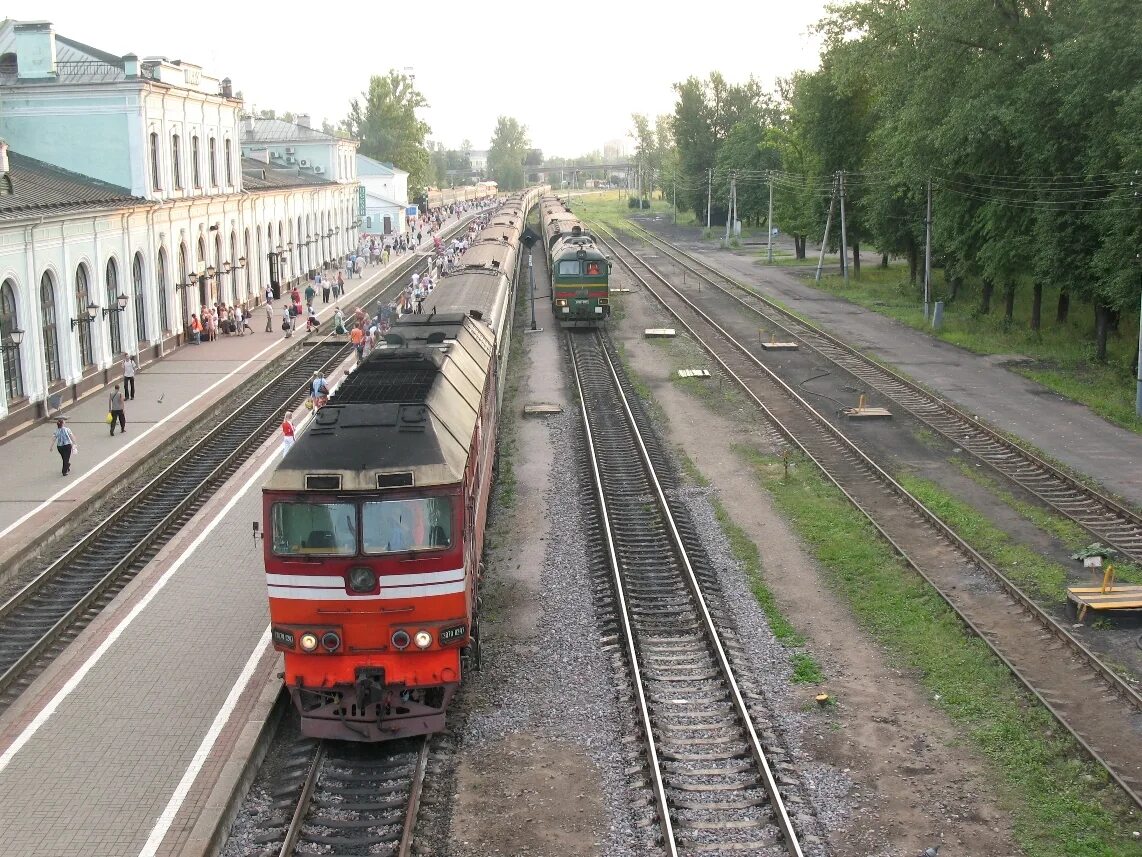 Фирменный поезд «псков» 010а. Пригородный поезд. Жд станция порхов. Поезд москва порхов. Дм62 1744.