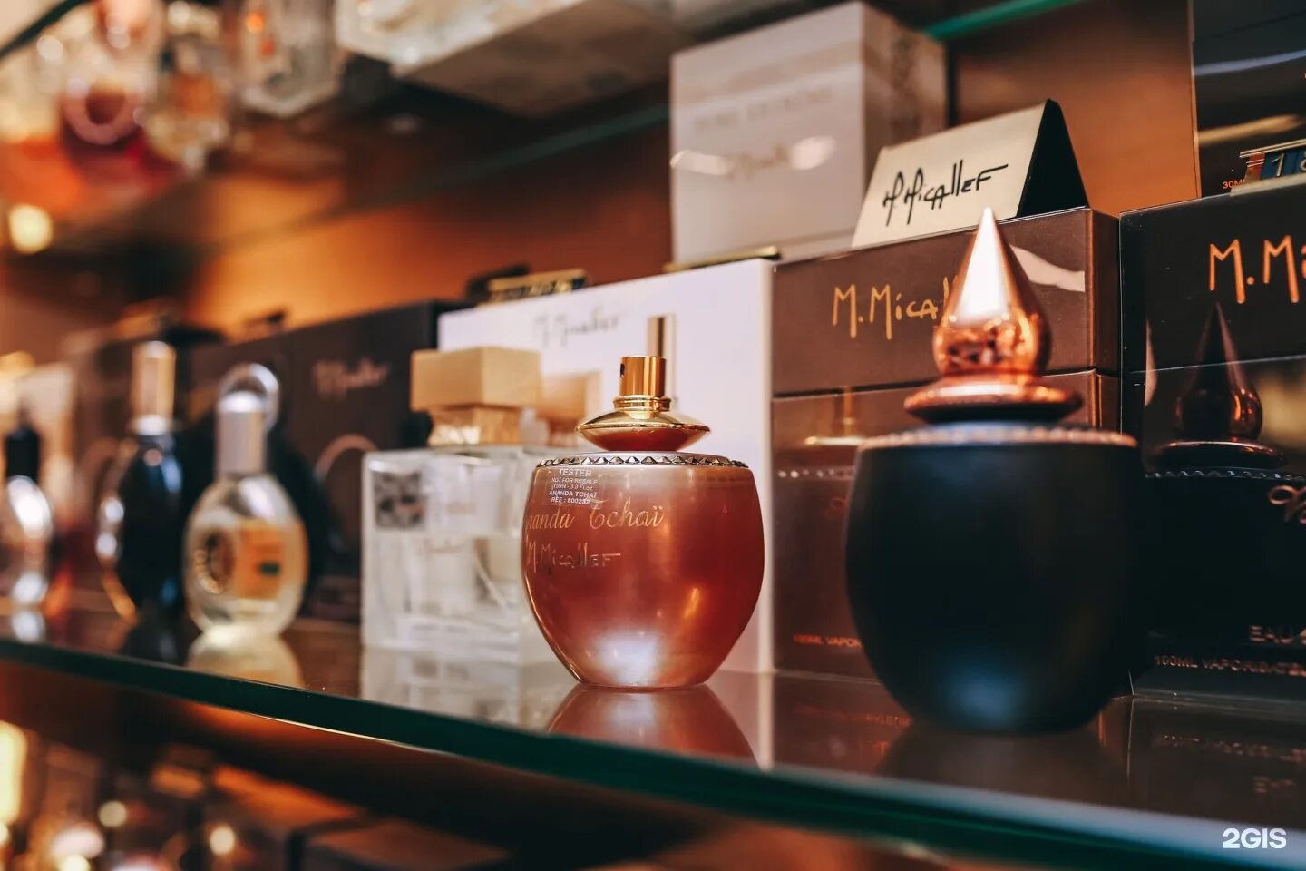 бутик парфюма. бутик парфюмерии. бутик парфюма. бутик духов. цум парфюмерный магазин.