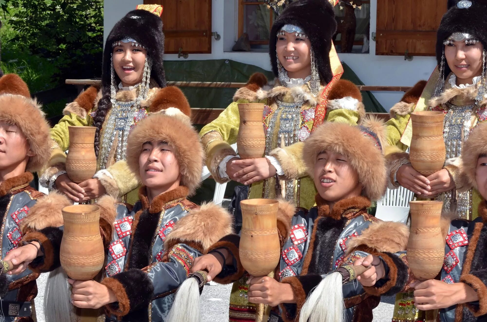 Тыгын дархан якутский фильм. Тюрки туран актриса. Несколько якут. Национальный костюм саха якутов. Якуты и алеуты.