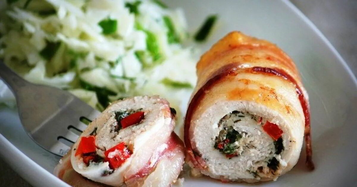Рулетики из баклажанов и кабачков. Куриные рулетики с моцареллой. Рулетики из моцареллы. Баклажановые рулетики с моцареллой. Рулетики с моцареллой.