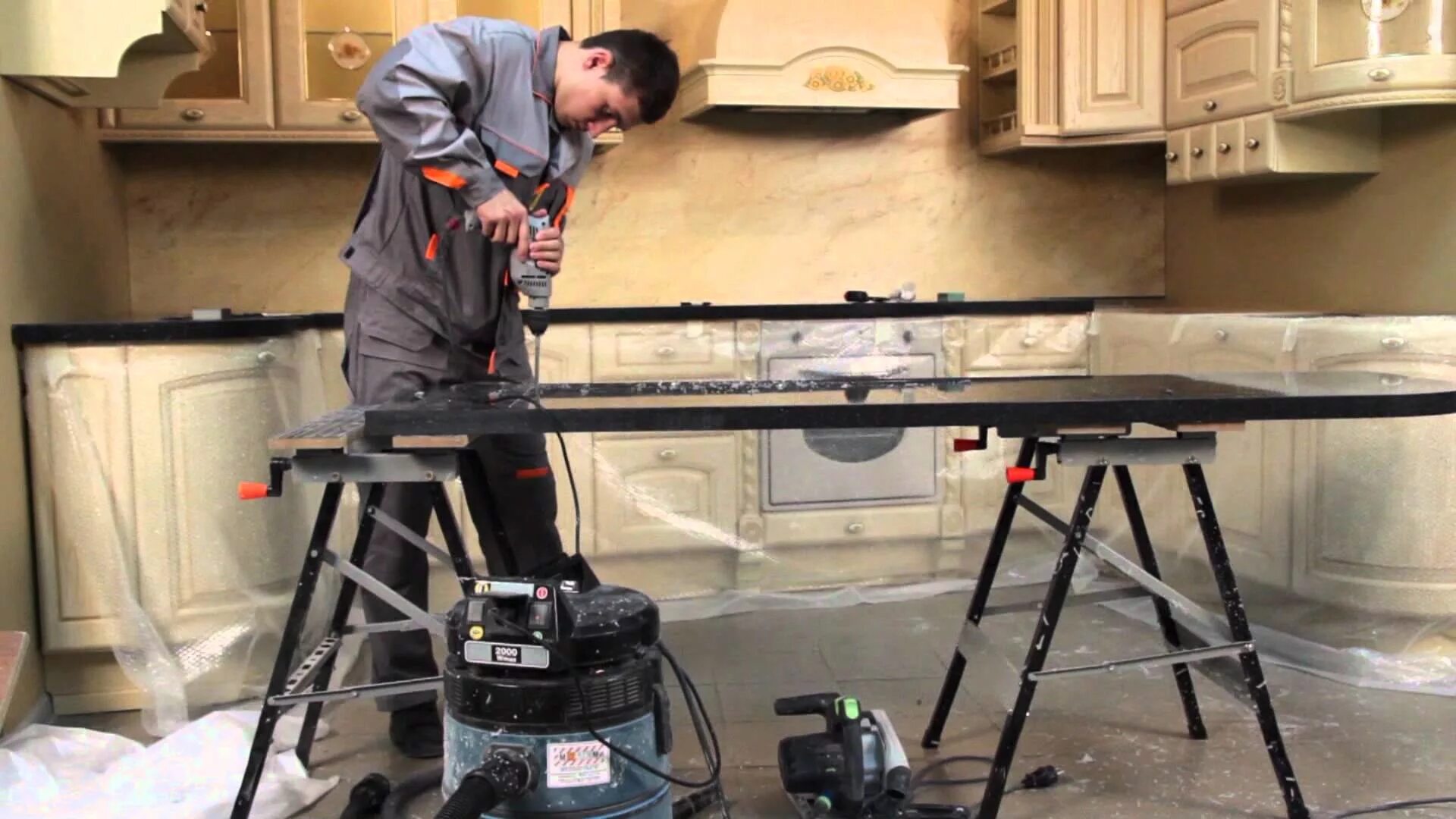 Установка искусственного камня. Декоративные кирпичики. Укладка декоративного камня на стену. Укладывают камень на стену. Укладка декоративного камея.