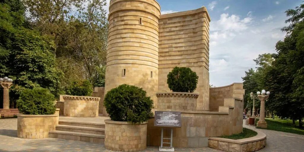 Девичья башня волгоград. Девичья башня парковая. Парк баку волгоград девичья башня. Девичья башня парковая. Девичья башня в стамбуле внутри.