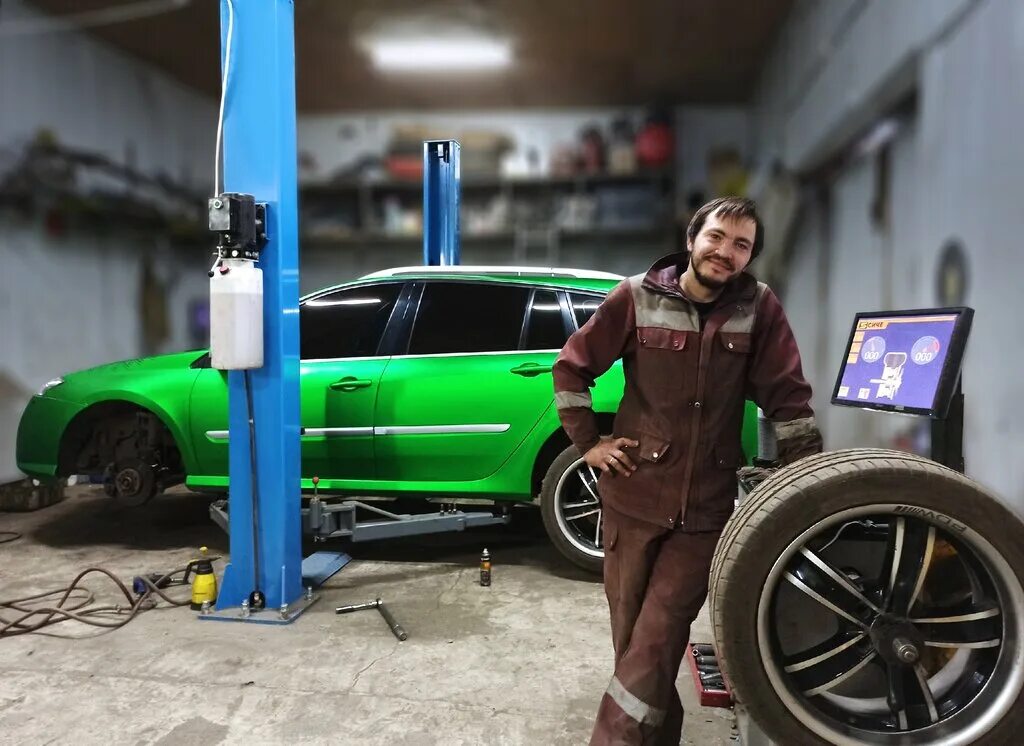 машина в автомастерской. автосервис москва. авто в автосервисе. станция техобслуживания автомобилей. ремонтная мастерская автомобилей.