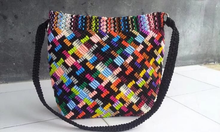 Как сплести сумочку Pin de Донецкая Пантерка en Plastic Canvas Bolso bordado, Artesanías de lona de