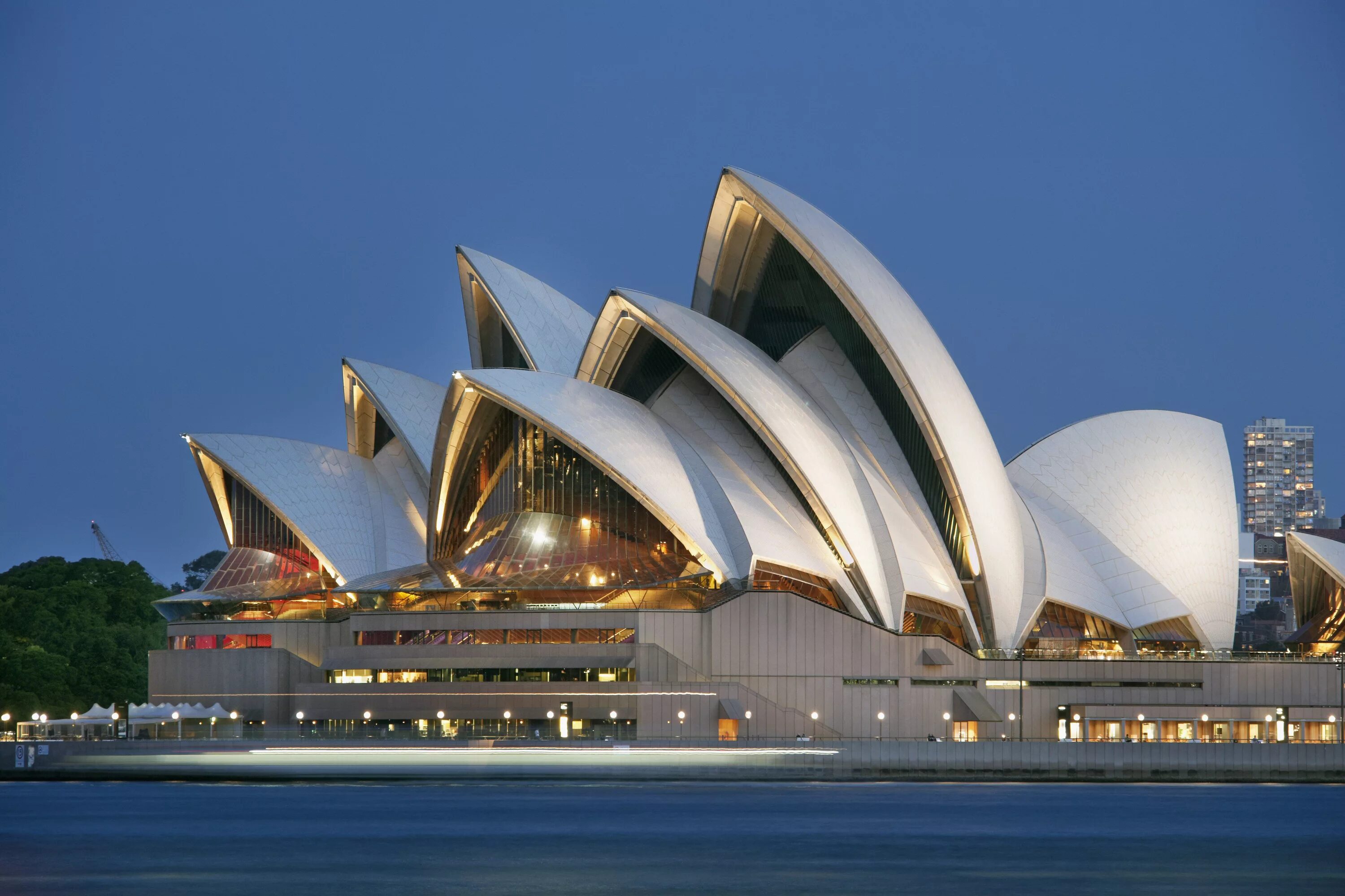 Какие есть известные здания. Сиднейский оперный театр Австралия. Театр Сиднейская опера Австралия. Опера Хаус Сидней Австралия. Театр оперы в Сиднее Австралия.