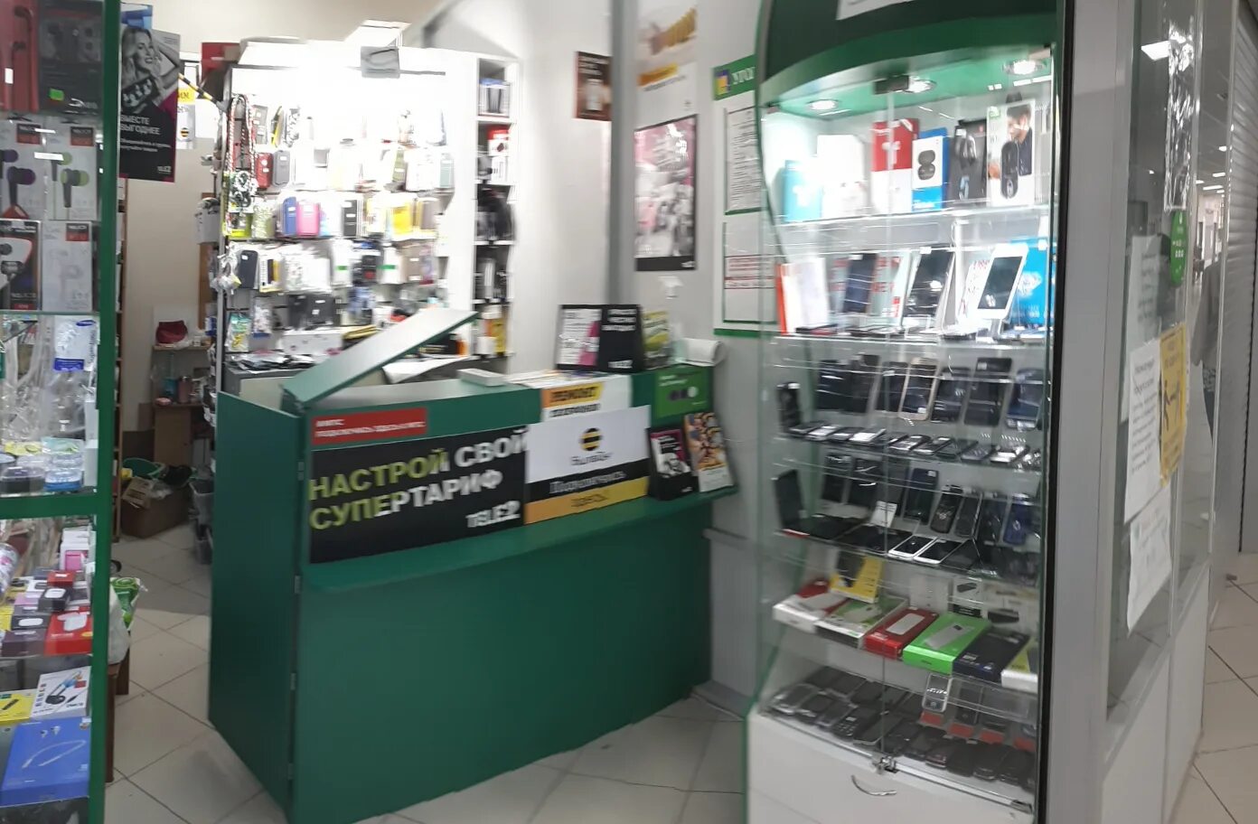 Iphone x разобранный. Ремонт телефонов на белом фоне. Маленький магазин аксессуары для смартфонов. Запчасти для сотовых телефонов. Магазин запчастей для телефонов в москве.