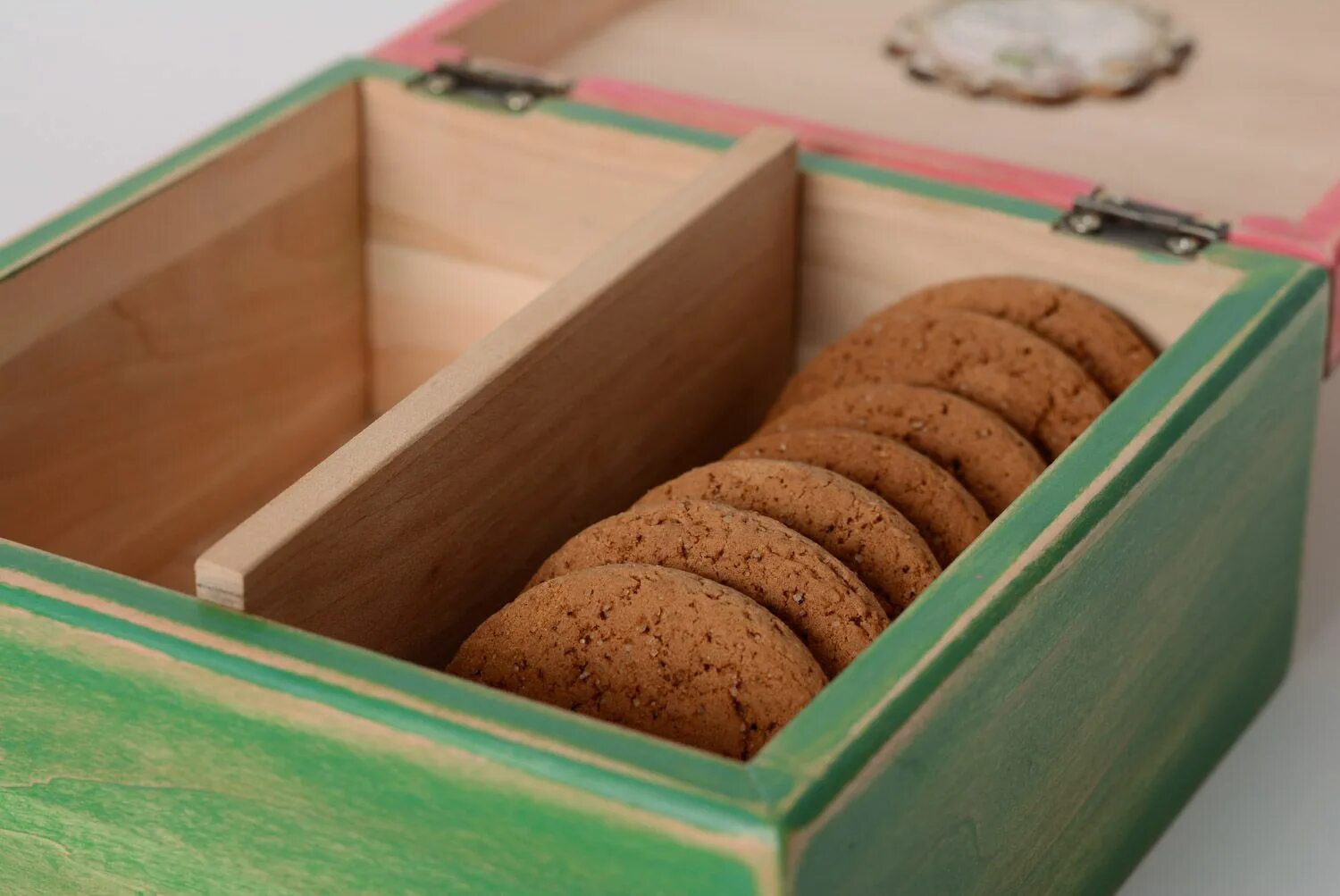 Коробка печенья. Коробочки для печенья. Печенье в коробке. Печенье в ящиках.