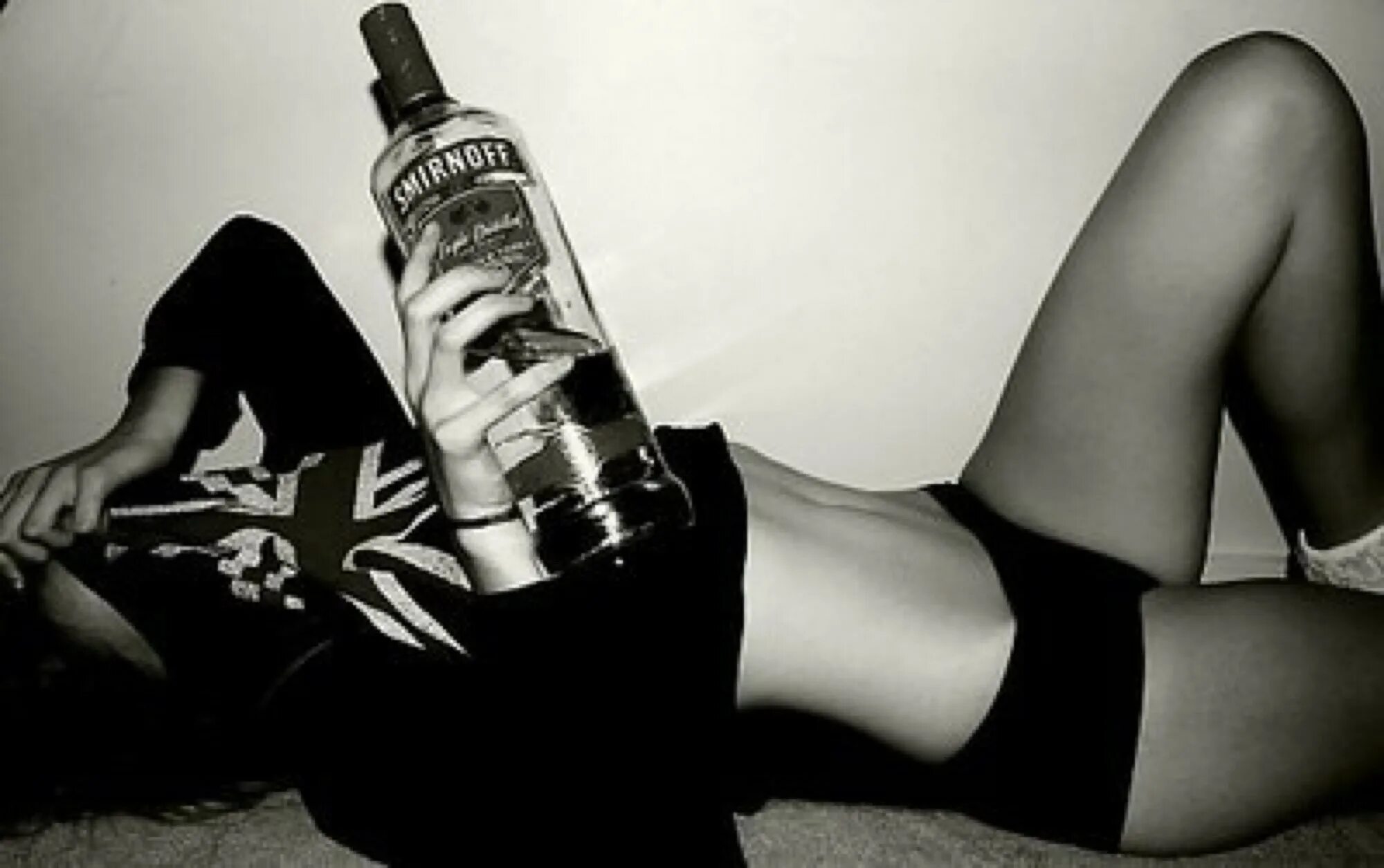 Ляжки пьяной. Девушка с алкоголем. Красивые девушки и алкоголь. Девушка с алкоголем в руках.