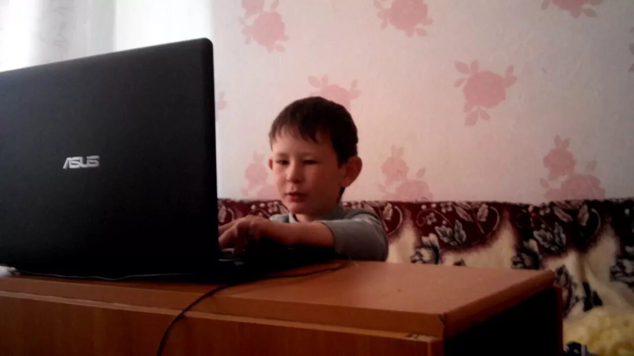 Школьник играет в гляделки с убийцей. Мальчик дотер. Школьник играет в гляделки с убийцей. Злой школьник оригинал. Школьник играет в гляделки с убийцей.