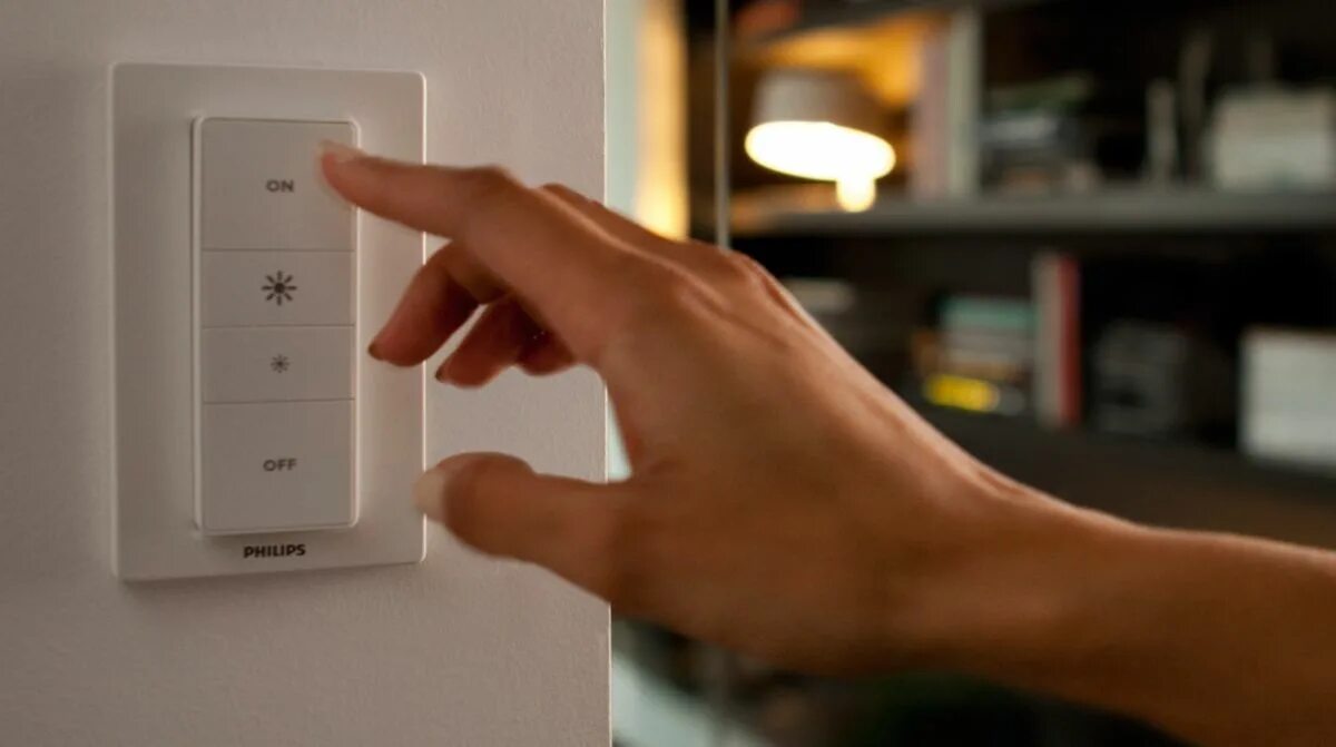 Включи свет полная яркость. Philips Hue Dimmer Switch. Philips Hue Dim Switch Rus 929001173770. Philips Hue выключатель. Philips Hue управление светом.