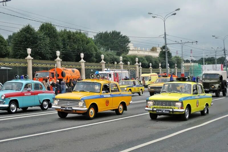 Ретро парад москва. Парад ретро автомобилей в Москве. Старые машины на параде в Москве. Парад в Москве ретро ЗАЗ.