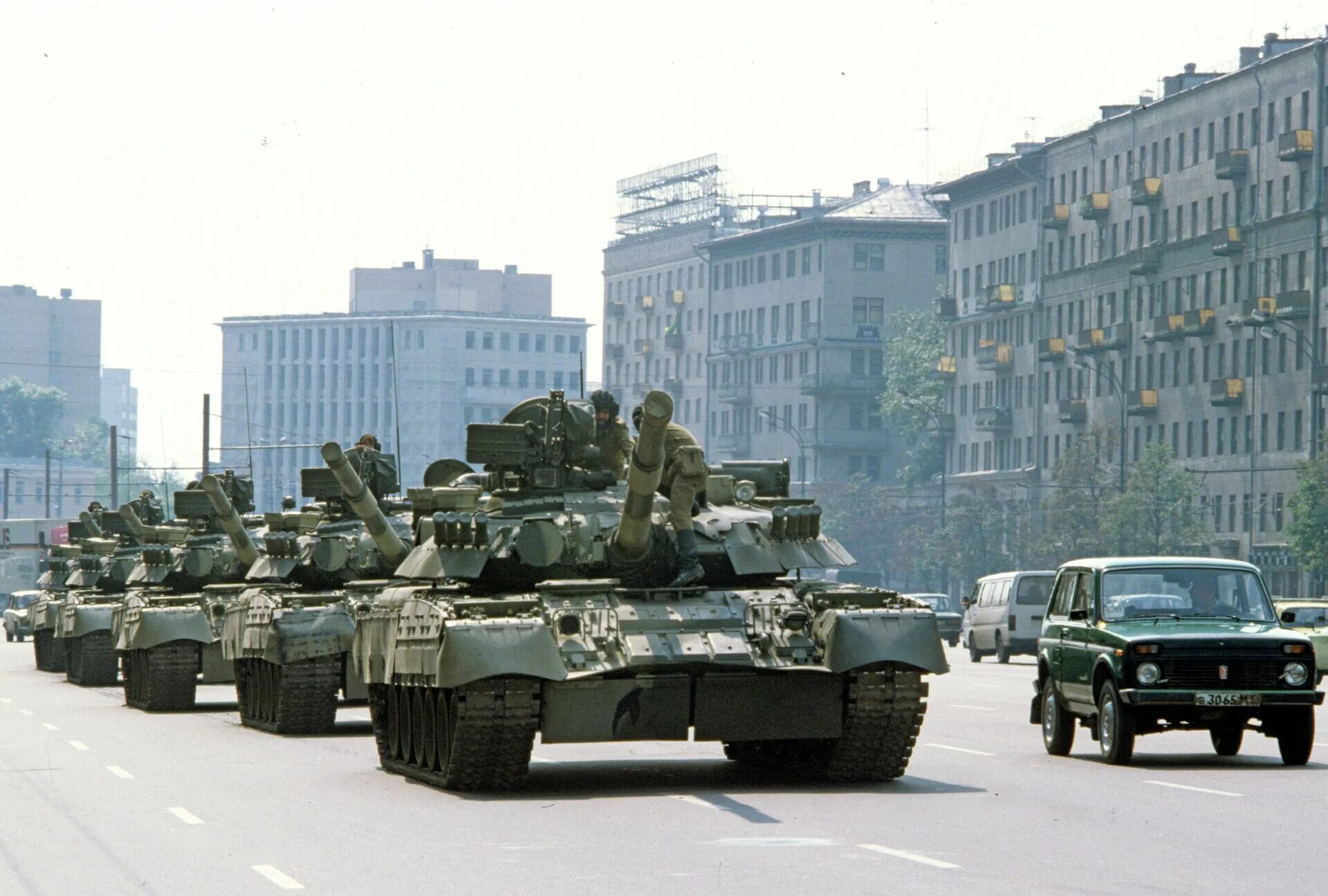 Военная 19. Танки в Москве в 1991 году. Августовский путч 1991. Августовский путч танки. Танки ГКЧП В Москве 1991.