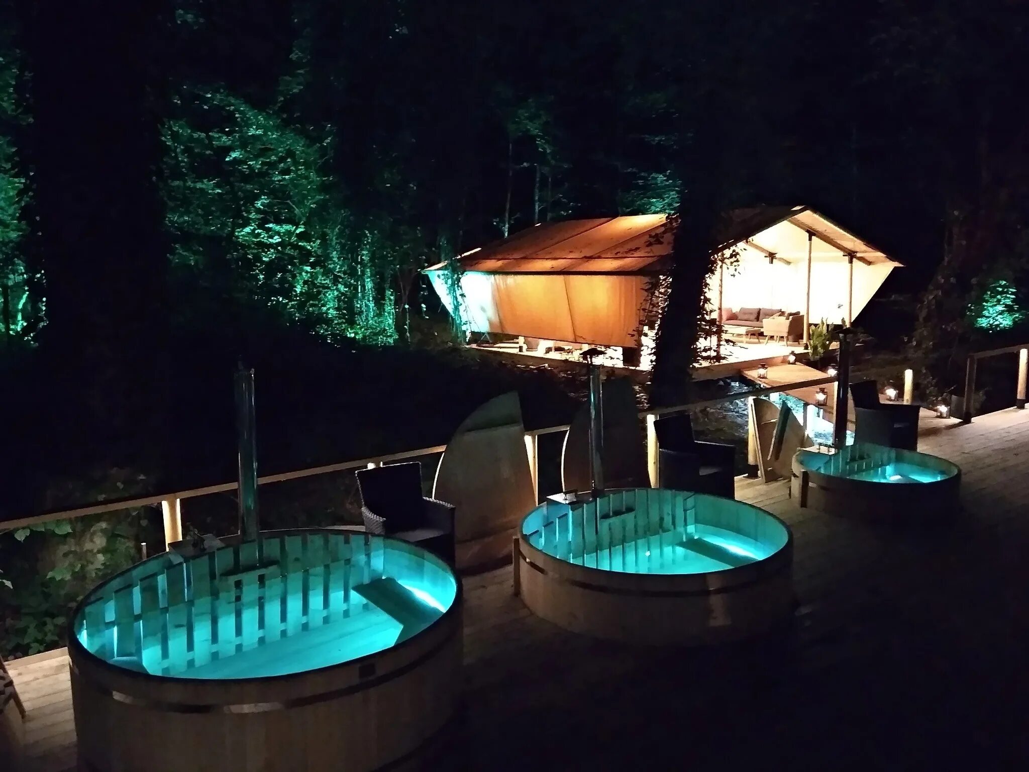 Camping spa. Глэмпинг лес красная Поляна. Глэмпинг Сочи красная Поляна. Глэмпинг лес Сочи Чвижепсе. Глэмпинг сфера красная Поляна.