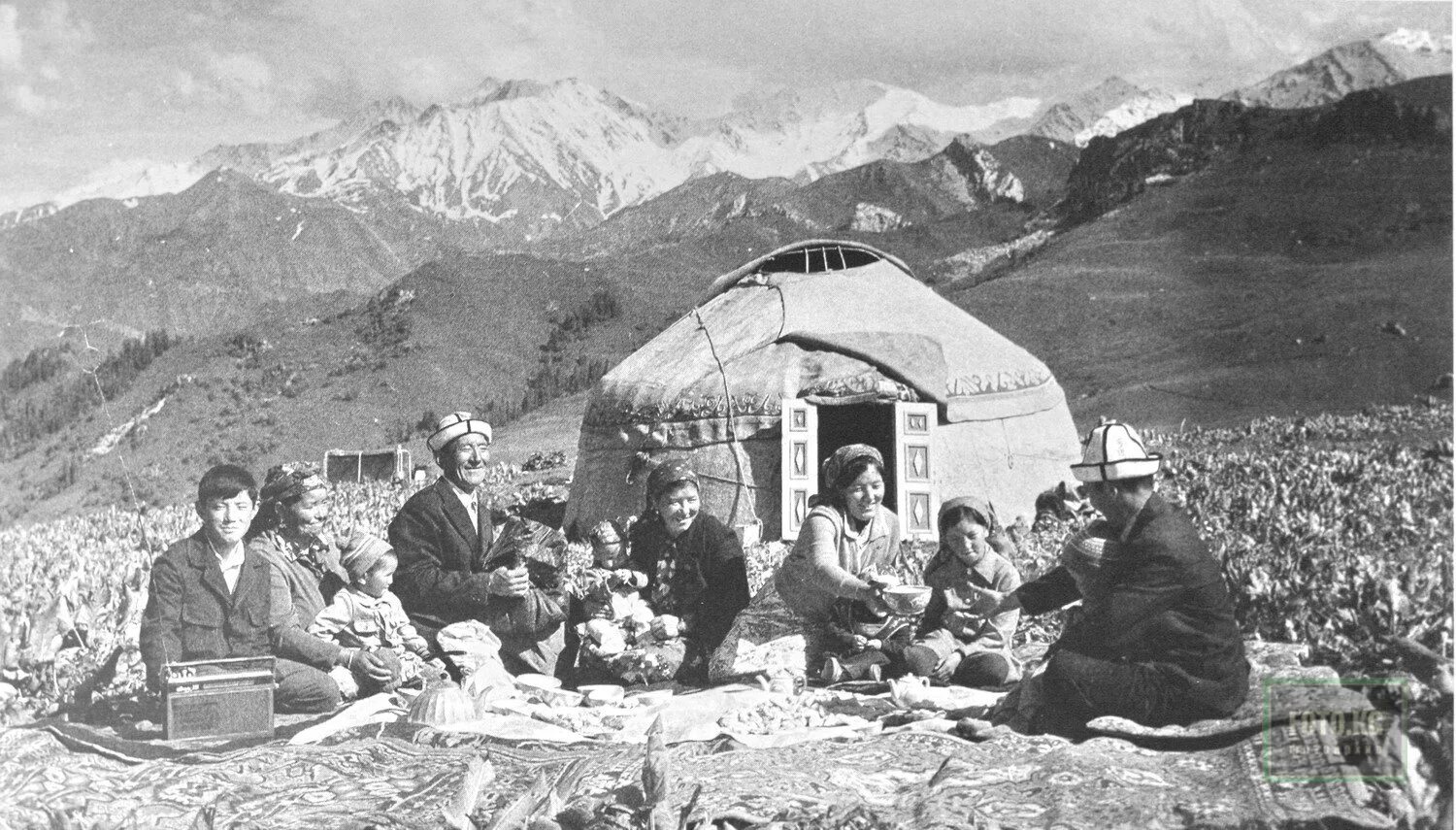 Депортировать киргизов. Киргизия аул. юрта кыргызов. киргизская сср народы. быт киргизов.