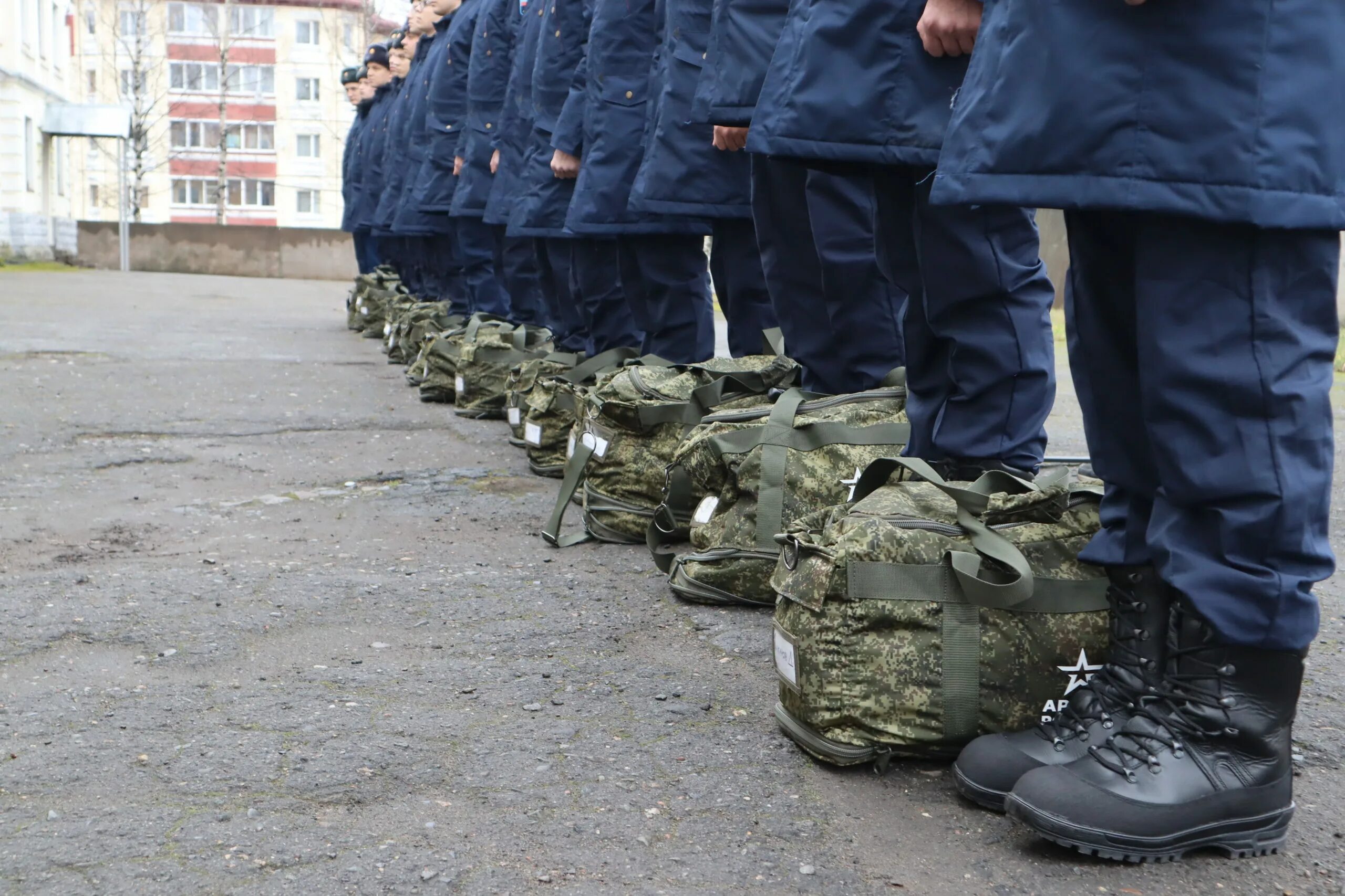 Новобранцы осеннего призыва. Срочная служба в армии. Служба в армии срочники. Призывники зимой. Надпись призыв.
