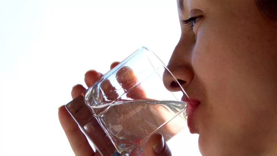 Жажда во рту это признаки. Пить воду. Глоток воды. Человек пьет холодную воду. Жажда воды.