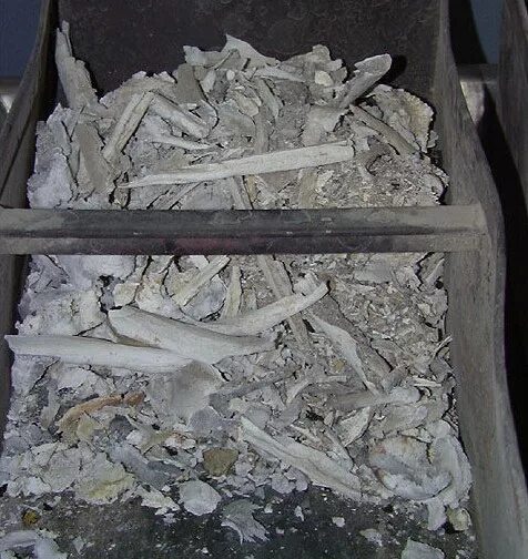 Прах человека после кремации. Как выглядит человек после кремации. Остатки после кремации. Кремирование людей в крематории. Человеческий пепел после кремации.