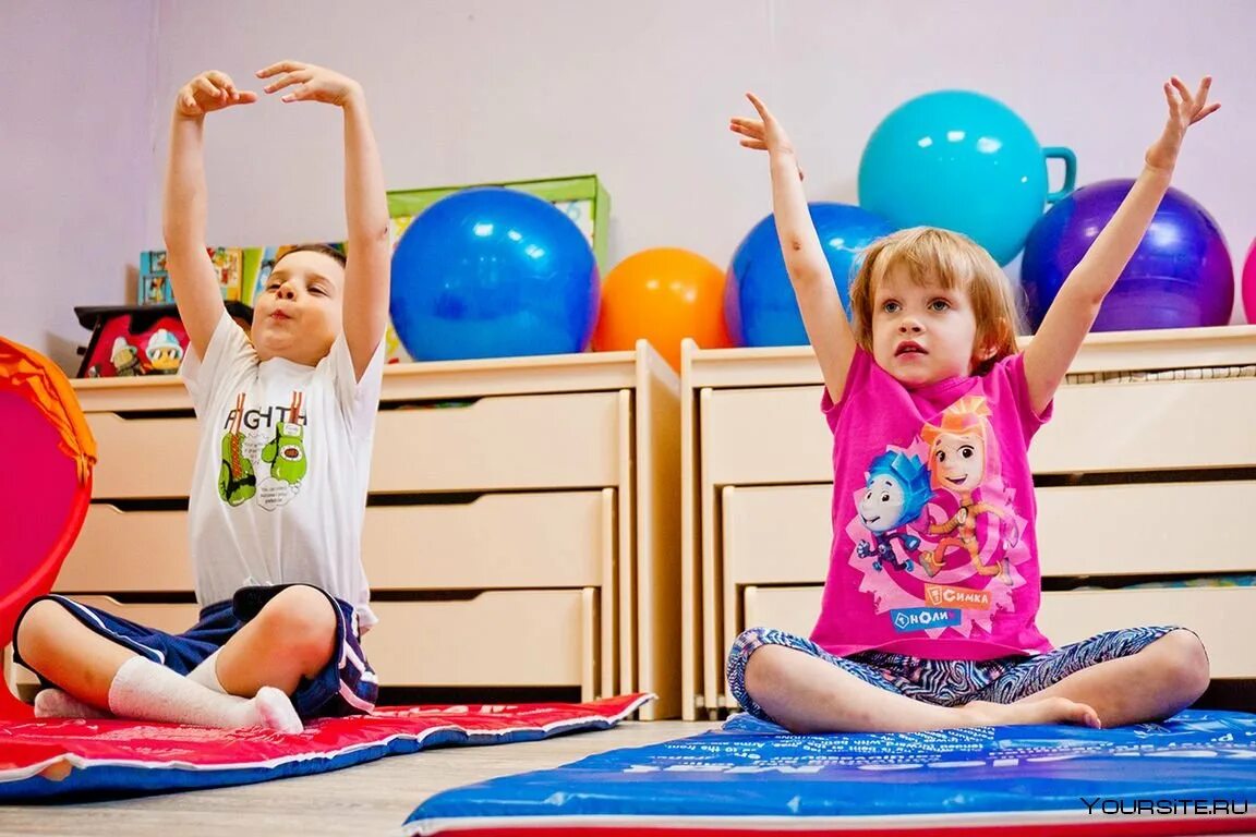Зарядка для 4 5 лет. Физкультура для малышей. Гимнастика в детском саду. Гимнастика для детей в детском саду. Дети на физкультуре.