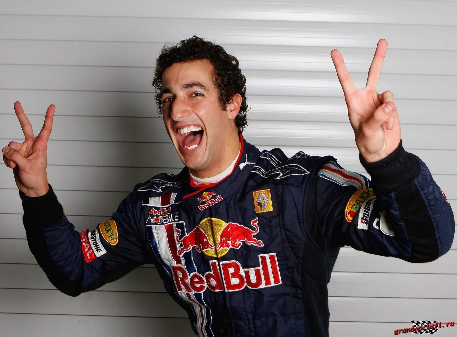 Риккардо. Даниэль Риккьярдо. Даниил Рикардо формула 1. Daniel Ricciardo Lifestyle. Daniel Ricciardo Apartment los Angeles.